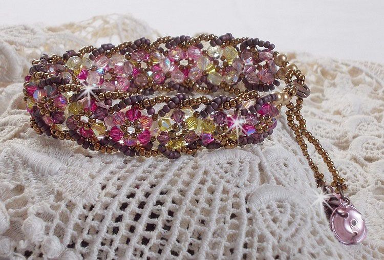 Bracelet Crystal Mjestic avec des toupies en crystal de Swarovski, rocailles et perles de bohême;