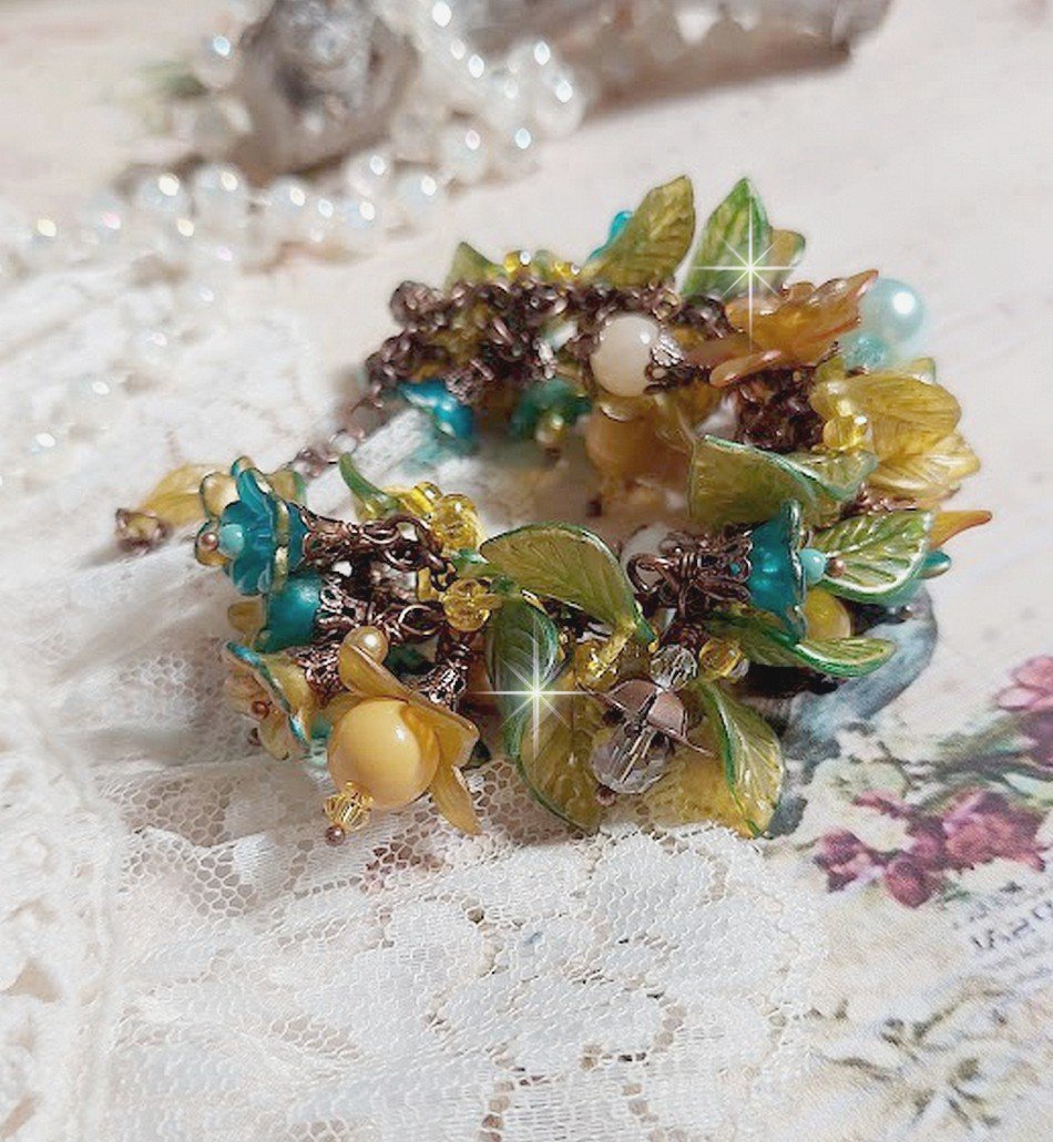 Bracelet Cézanne créé avec des grandes et petites fleurs peintes à la main dans les tons de Jaune, Or, Vert, Bleu, Cuivre, Marron et Bronze à laquelle s’ajoute perles : Aventurine et Jade Jaune Clair