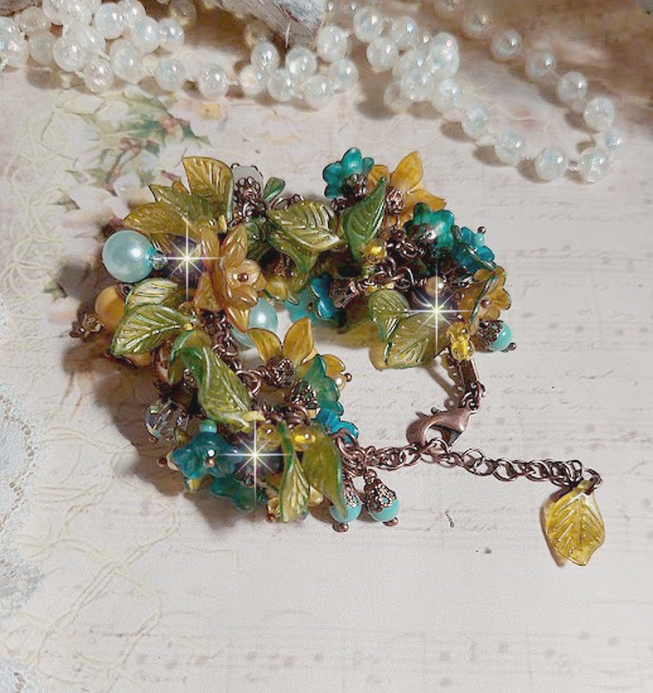 Bracelet Cézanne créé avec des grandes et petites fleurs peintes à la main dans les tons de Jaune, Or, Vert, Bleu, Cuivre, Marron et Bronze à laquelle s’ajoute perles : Aventurine et Jade Jaune Clair