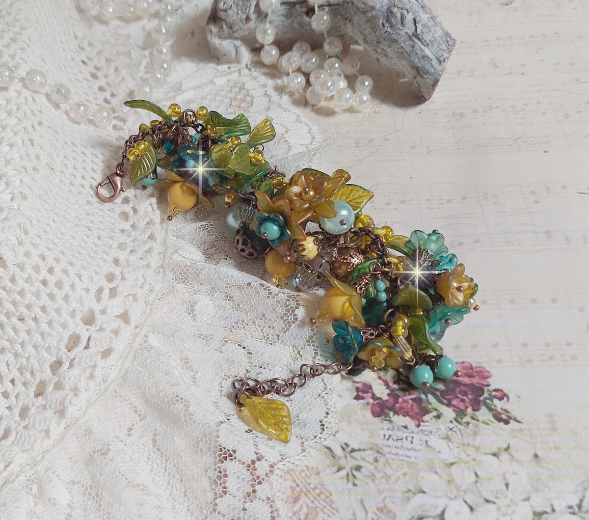 Bracelet Cézanne créé avec des grandes et petites fleurs peintes à la main dans les tons de Jaune, Or, Vert, Bleu, Cuivre, Marron et Bronze à laquelle s’ajoute perles : Aventurine et Jade Jaune Clair