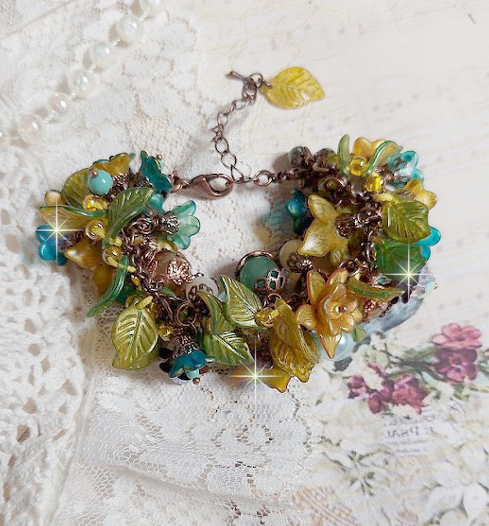 Bracelet Cézanne créé avec des grandes et petites fleurs peintes à la main dans les tons de Jaune, Or, Vert, Bleu, Cuivre, Marron et Bronze à laquelle s’ajoute perles : Aventurine et Jade Jaune Clair