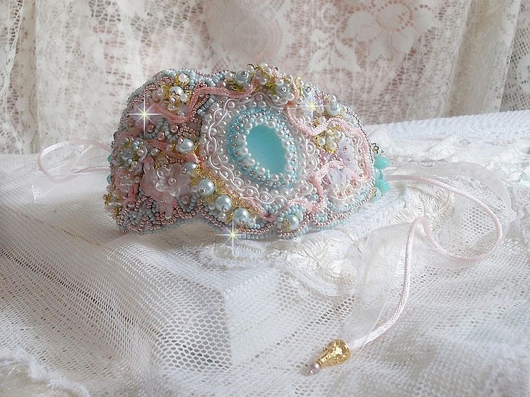 Mintfarbenes Spitzenarmband Manschette Haute-Couture bestickt mit Swarovski-Kristallen, böhmischen Glasperlen, Rocailles und Luzitblumen aus Harz