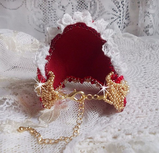 Armband Wir Zwei Haute-Couture-Manschette bestickt mit Swarovski-Kristallen, einem ovalen Cabochon aus rotem Glas und Rocailles