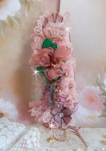 Douceur Poudr&eacute;e Manschettenarmband mit feinster Rosenspitze, Swarovski-Kristallen, Glasperlen, Rocailles und vergoldeten Accessoires