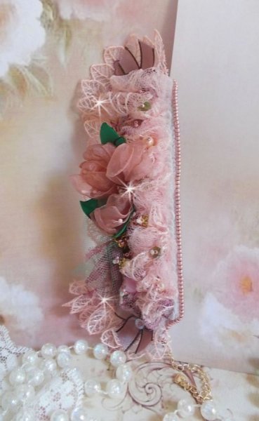 Douceur Poudr&eacute;e Manschettenarmband mit feinster Rosenspitze, Swarovski-Kristallen, Glasperlen, Rocailles und vergoldeten Accessoires