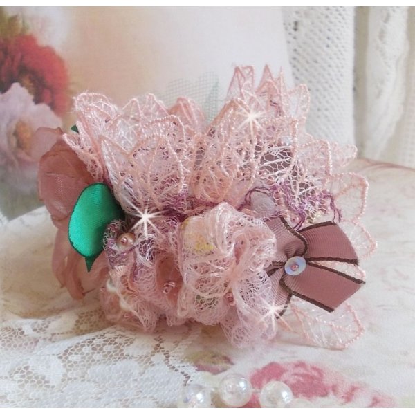 Douceur Poudr&eacute;e Manschettenarmband mit feinster Rosenspitze, Swarovski-Kristallen, Glasperlen, Rocailles und vergoldeten Accessoires