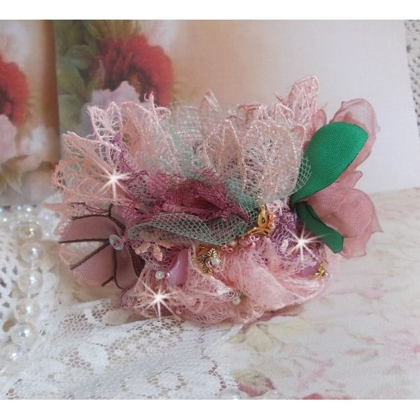 Douceur Poudr&eacute;e Manschettenarmband mit feinster Rosenspitze, Swarovski-Kristallen, Glasperlen, Rocailles und vergoldeten Accessoires