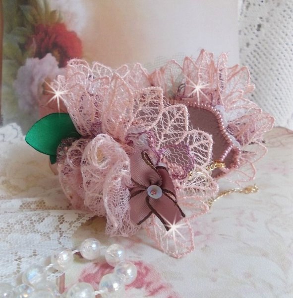 Douceur Poudr&eacute;e Manschettenarmband mit feinster Rosenspitze, Swarovski-Kristallen, Glasperlen, Rocailles und vergoldeten Accessoires