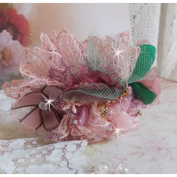 Douceur Poudr&eacute;e Manschettenarmband mit feinster Rosenspitze, Swarovski-Kristallen, Glasperlen, Rocailles und vergoldeten Accessoires