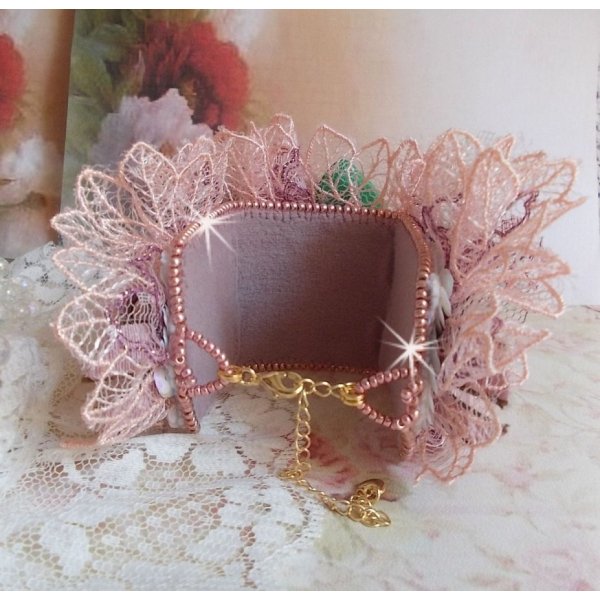 Douceur Poudr&eacute;e Manschettenarmband mit feinster Rosenspitze, Swarovski-Kristallen, Glasperlen, Rocailles und vergoldeten Accessoires