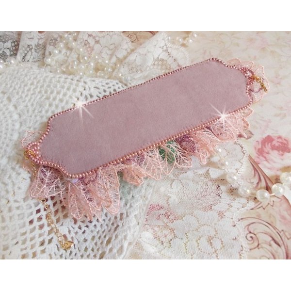 Douceur Poudr&eacute;e Manschettenarmband mit feinster Rosenspitze, Swarovski-Kristallen, Glasperlen, Rocailles und vergoldeten Accessoires