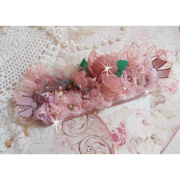 Douceur Poudr&eacute;e Manschettenarmband mit feinster Rosenspitze, Swarovski-Kristallen, Glasperlen, Rocailles und vergoldeten Accessoires