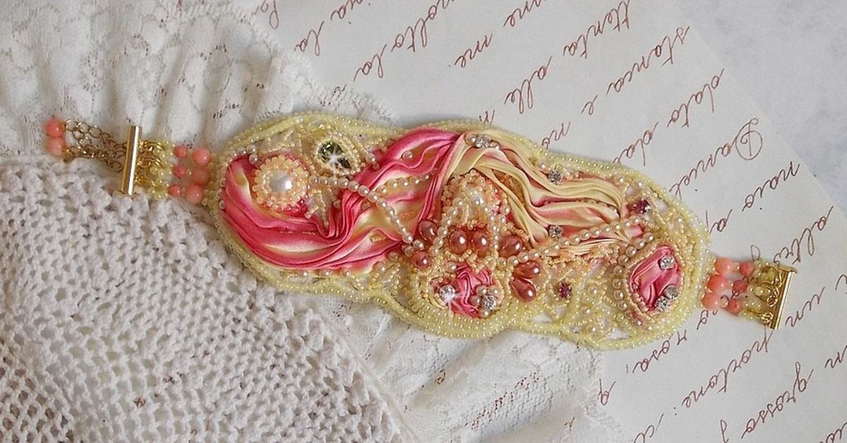 Armband Les Délices de L'Eté Manschette Haute-Couture, bestickt mit einem gelben und rosa Seidenband, runden Perlen, Perlmutttropfen und Rocailles