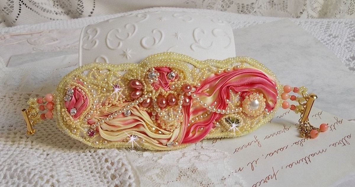 Armband Les Délices de L'Eté Manschette Haute-Couture, bestickt mit einem gelben und rosa Seidenband, runden Perlen, Perlmutttropfen und Rocailles