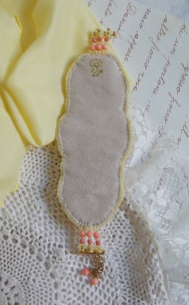 Armband Les D&eacute;lices de L'Et&eacute; Manschette Haute-Couture, bestickt mit einem gelben und rosa Seidenband, runden Perlen, Perlmutttropfen und Rocailles