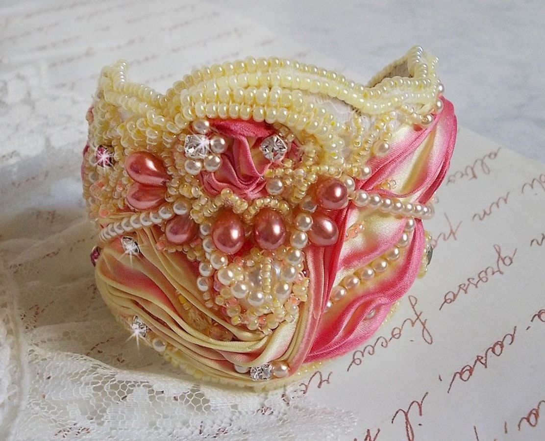 Armband Les Délices de L'Eté Manschette Haute-Couture, bestickt mit einem gelben und rosa Seidenband, runden Perlen, Perlmutttropfen und Rocailles