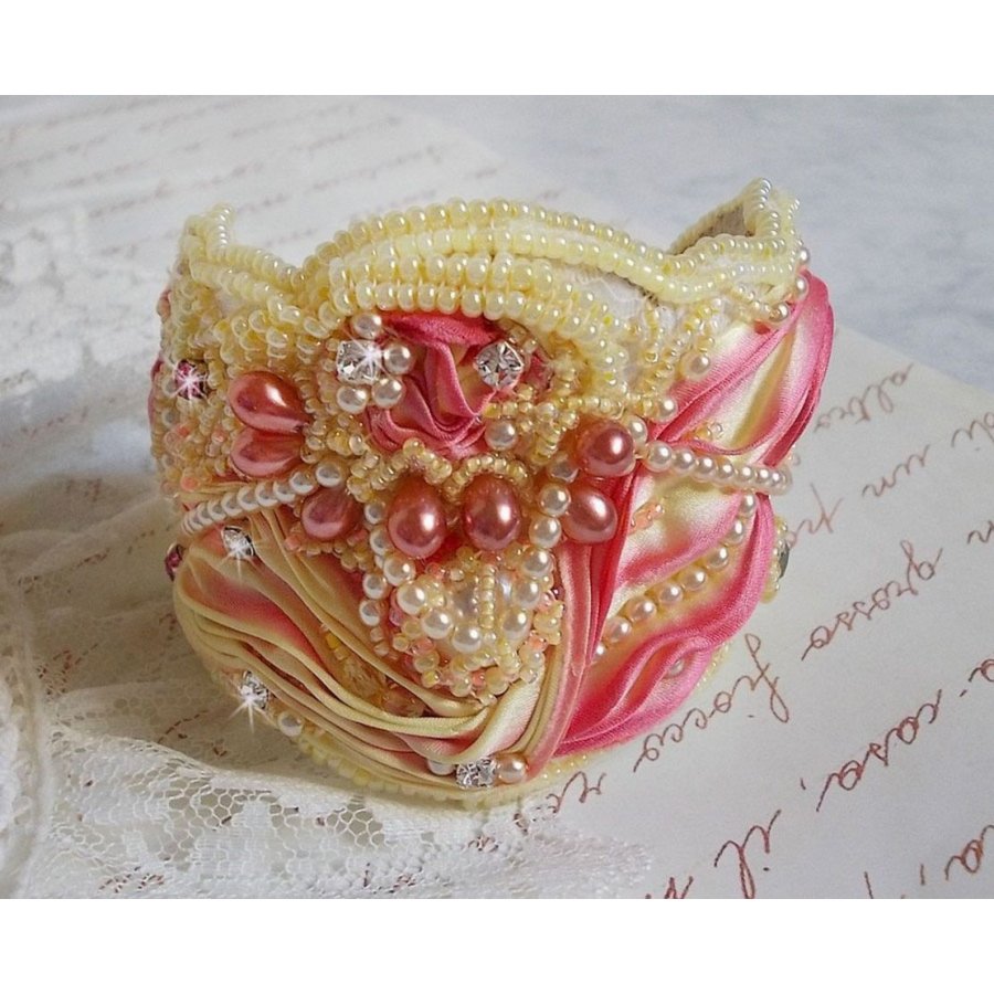 Armband Les Délices de L'Eté Manschette Haute-Couture, bestickt mit einem gelben und rosa Seidenband, runden Perlen, Perlmutttropfen und Rocailles