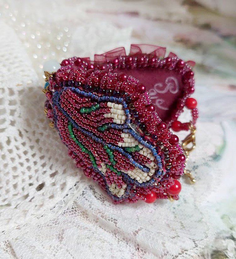 Armband Herbstverzauberung bestickt mit Swarovski-Kristallen, runden Perlmuttperlen aus Kunstharz, Spitze und Rocailles