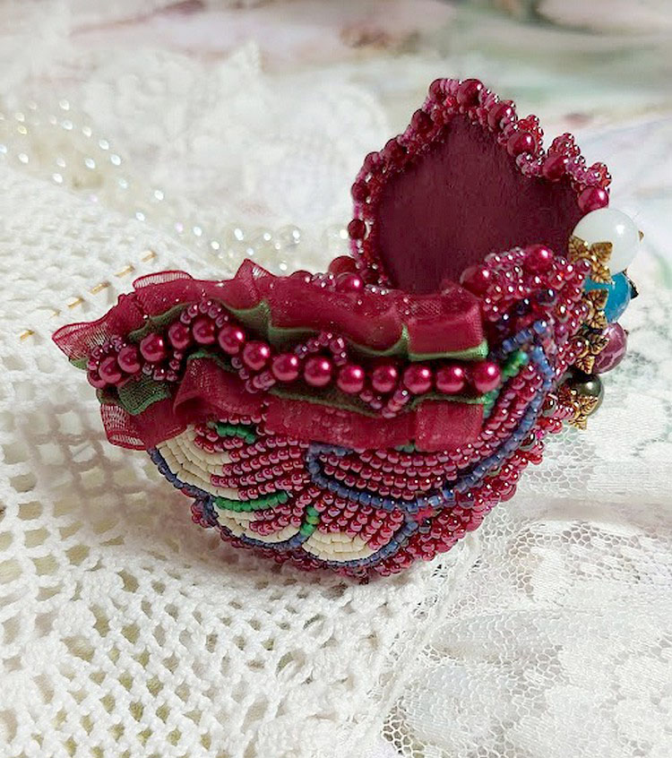 Armband Herbstverzauberung bestickt mit Swarovski-Kristallen, runden Perlmuttperlen aus Kunstharz, Spitze und Rocailles