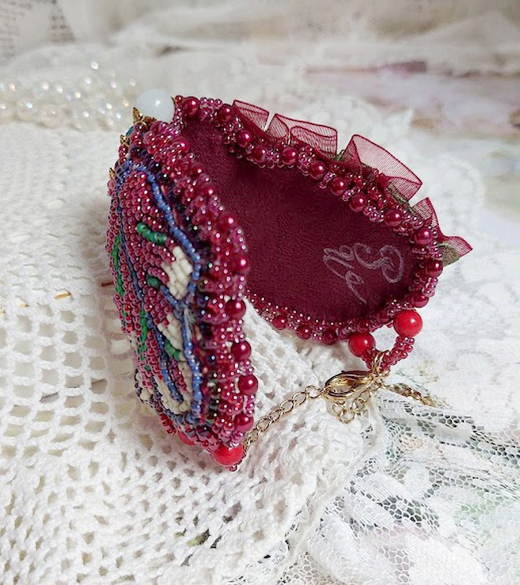 Armband Herbstverzauberung bestickt mit Swarovski-Kristallen, runden Perlmuttperlen aus Kunstharz, Spitze und Rocailles
