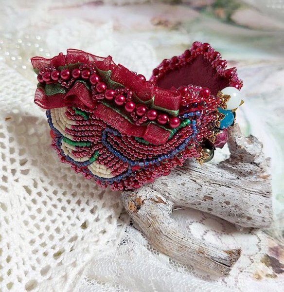Armband Herbstverzauberung bestickt mit Swarovski-Kristallen, runden Perlmuttperlen aus Kunstharz, Spitze und Rocailles
