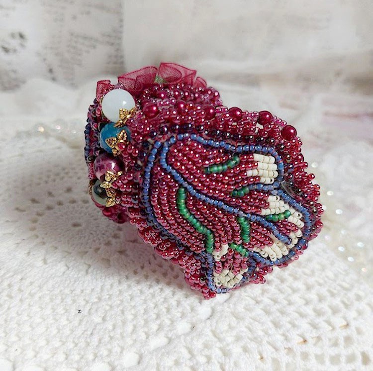 Armband Herbstverzauberung bestickt mit Swarovski-Kristallen, runden Perlmuttperlen aus Kunstharz, Spitze und Rocailles
