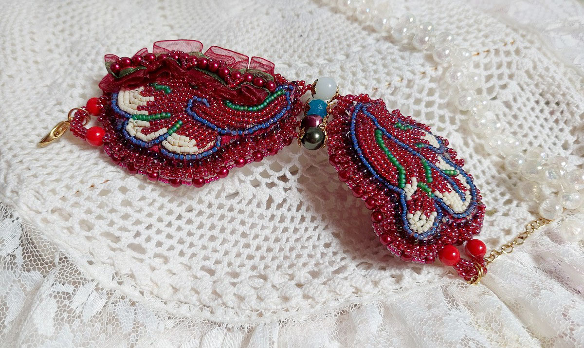 Armband Herbstverzauberung bestickt mit Swarovski-Kristallen, runden Perlmuttperlen aus Kunstharz, Spitze und Rocailles