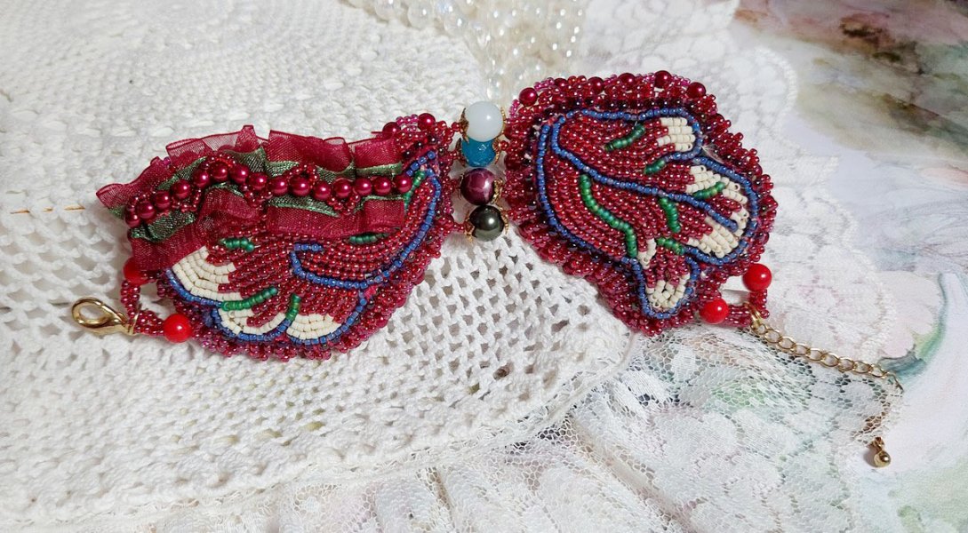 Armband Herbstverzauberung bestickt mit Swarovski-Kristallen, runden Perlmuttperlen aus Kunstharz, Spitze und Rocailles