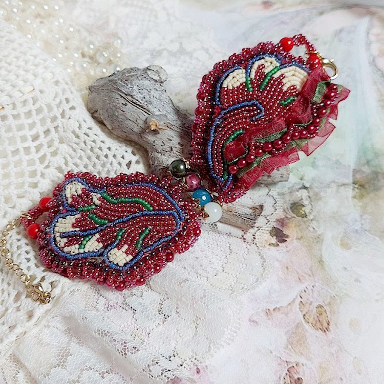 Armband Herbstverzauberung bestickt mit Swarovski-Kristallen, runden Perlmuttperlen aus Kunstharz, Spitze und Rocailles