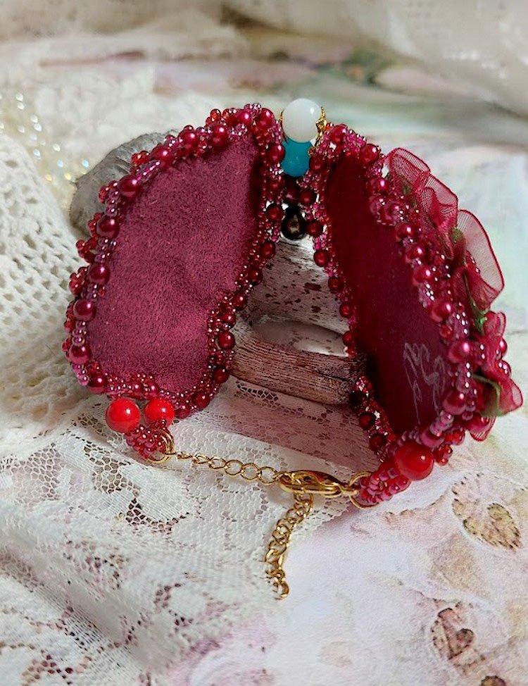 Armband Herbstverzauberung bestickt mit Swarovski-Kristallen, runden Perlmuttperlen aus Kunstharz, Spitze und Rocailles