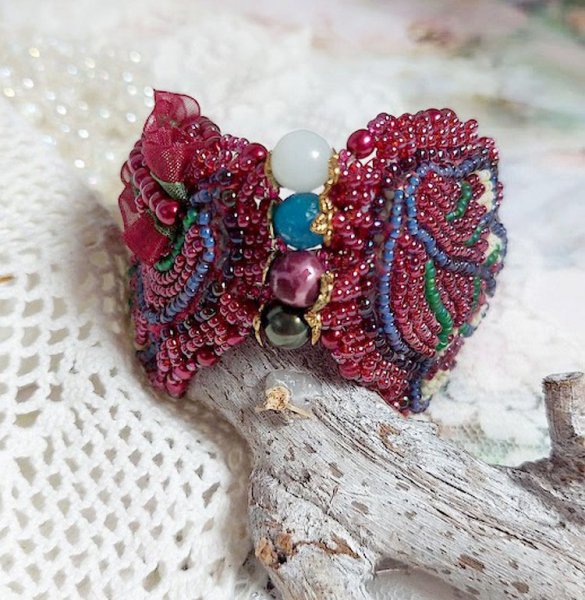 Armband Herbstverzauberung bestickt mit Swarovski-Kristallen, runden Perlmuttperlen aus Kunstharz, Spitze und Rocailles