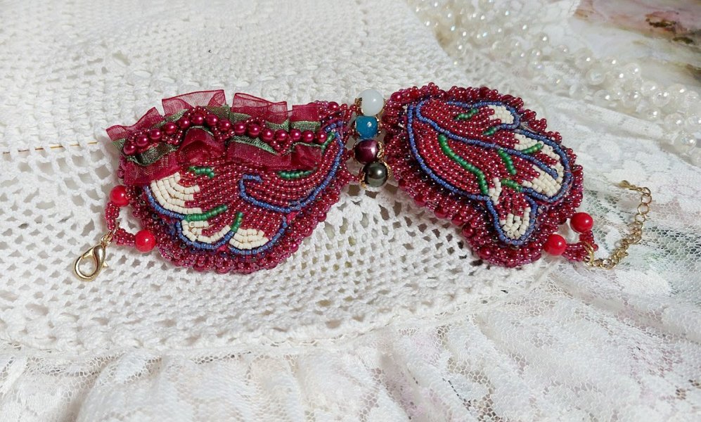 Armband Herbstverzauberung bestickt mit Swarovski-Kristallen, runden Perlmuttperlen aus Kunstharz, Spitze und Rocailles