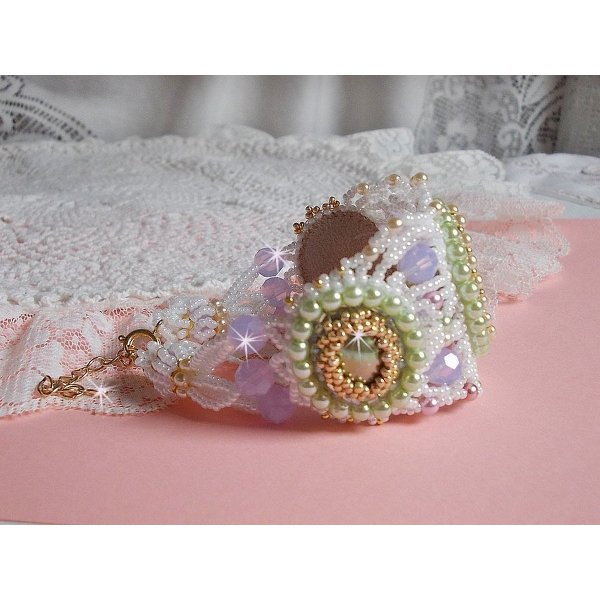 Armband Envol&eacute;e Fleurie bestickt mit Swarovski-Kristallen, Harz Cabochons, runden Perlmuttperlen und Miyuki Rocailles
