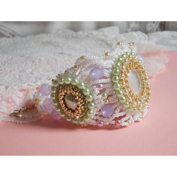 Armband Envol&eacute;e Fleurie bestickt mit Swarovski-Kristallen, Harz Cabochons, runden Perlmuttperlen und Miyuki Rocailles