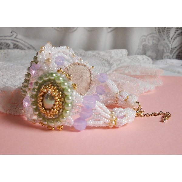 Armband Envol&eacute;e Fleurie bestickt mit Swarovski-Kristallen, Harz Cabochons, runden Perlmuttperlen und Miyuki Rocailles