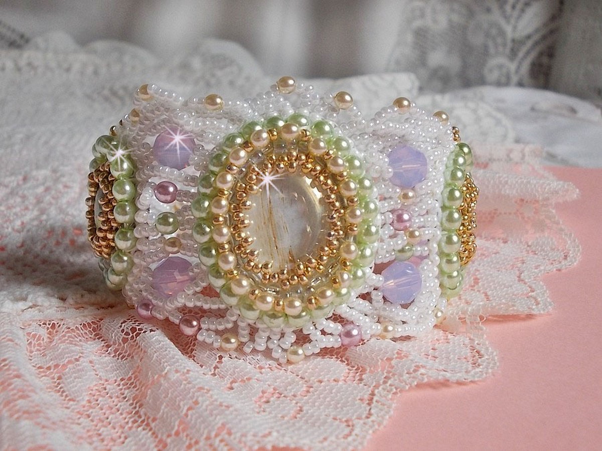 Armband Envolée Fleurie bestickt mit Swarovski-Kristallen, Harz Cabochons, runden Perlmuttperlen und Miyuki Rocailles