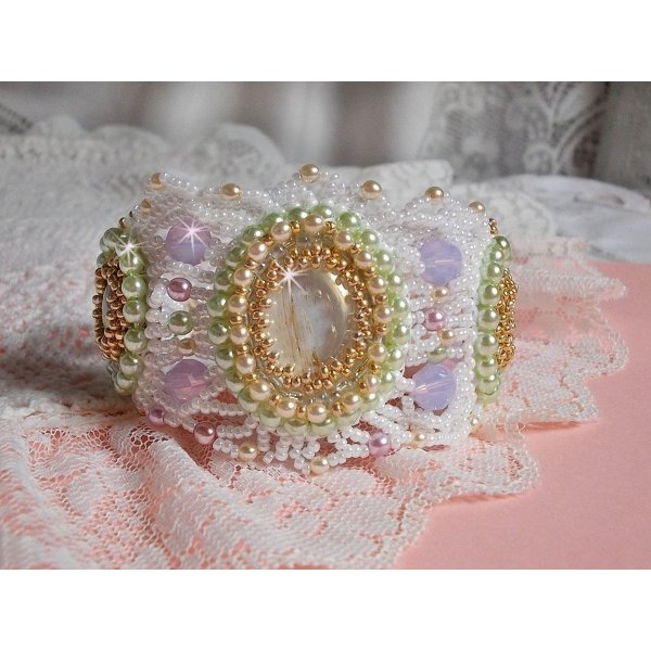 Armband Envol&eacute;e Fleurie bestickt mit Swarovski-Kristallen, Harz Cabochons, runden Perlmuttperlen und Miyuki Rocailles