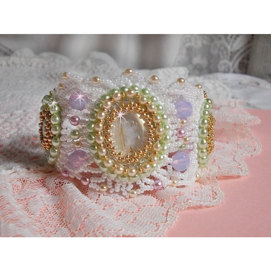 Armband Envolée Fleurie bestickt mit Swarovski-Kristallen, Harz Cabochons, runden Perlmuttperlen und Miyuki Rocailles