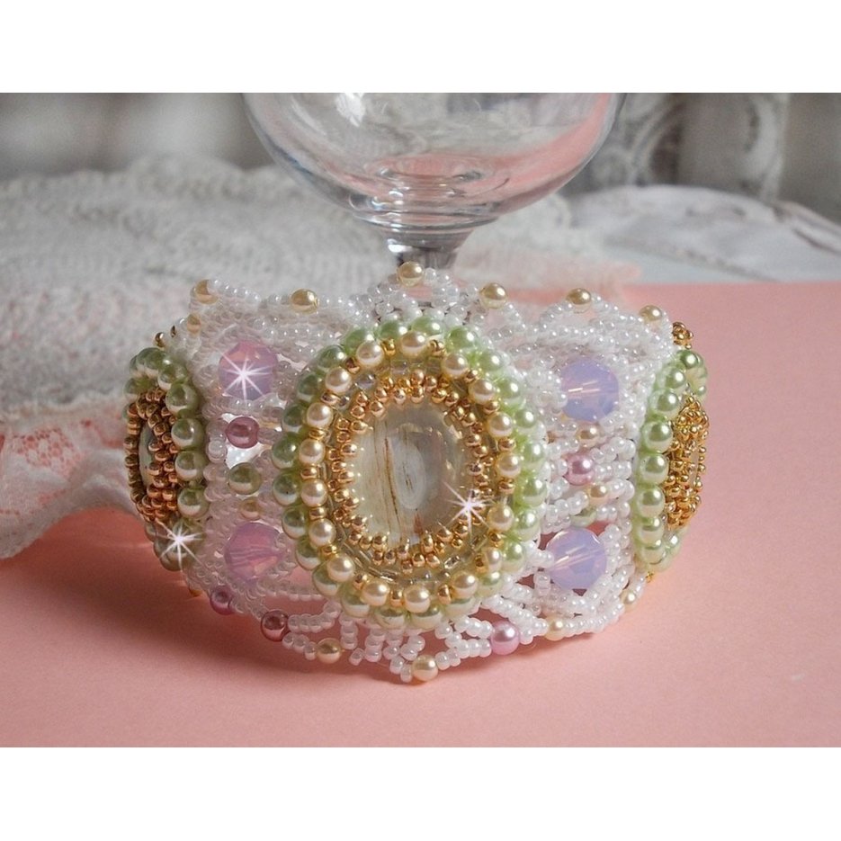 Armband Envolée Fleurie bestickt mit Swarovski-Kristallen, Harz Cabochons, runden Perlmuttperlen und Miyuki Rocailles