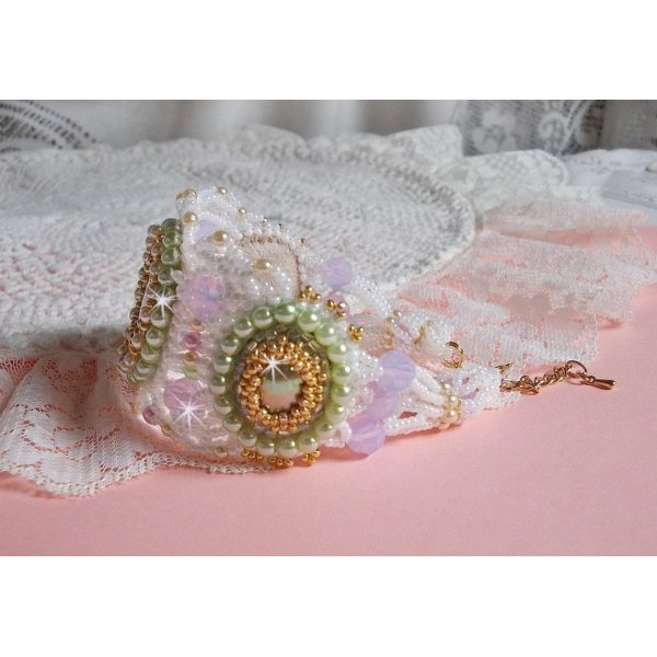 Armband Envol&eacute;e Fleurie bestickt mit Swarovski-Kristallen, Harz Cabochons, runden Perlmuttperlen und Miyuki Rocailles