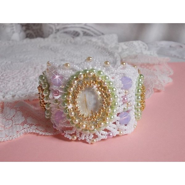 Armband Envol&eacute;e Fleurie bestickt mit Swarovski-Kristallen, Harz Cabochons, runden Perlmuttperlen und Miyuki Rocailles