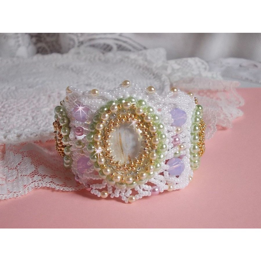 Armband Envolée Fleurie bestickt mit Swarovski-Kristallen, Harz Cabochons, runden Perlmuttperlen und Miyuki Rocailles