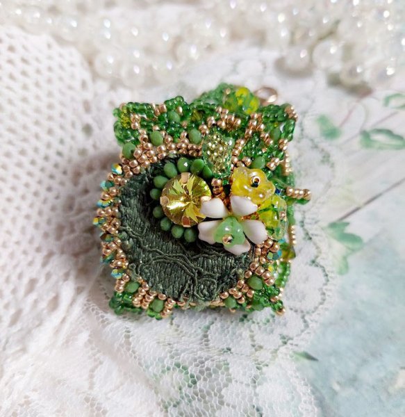 Bracelet Espoir brod&eacute; avec rocailles, rondes facett&eacute;es, clochettes, bourgeons et perles Cristal Swarovski