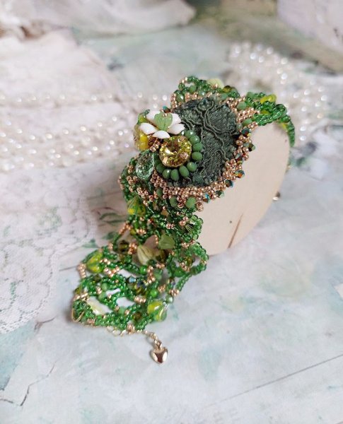 Bracelet Espoir brod&eacute; avec rocailles, rondes facett&eacute;es, clochettes, bourgeons et perles Cristal Swarovski