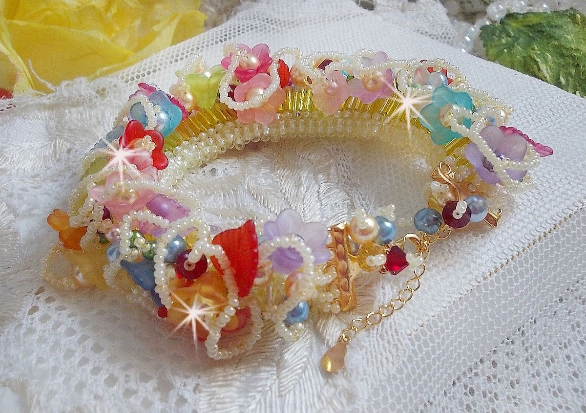 Garden Flowers Armband mit Swarovski Perlen, Frosted Blumen, 3 Mikron vergoldeter Verschluss