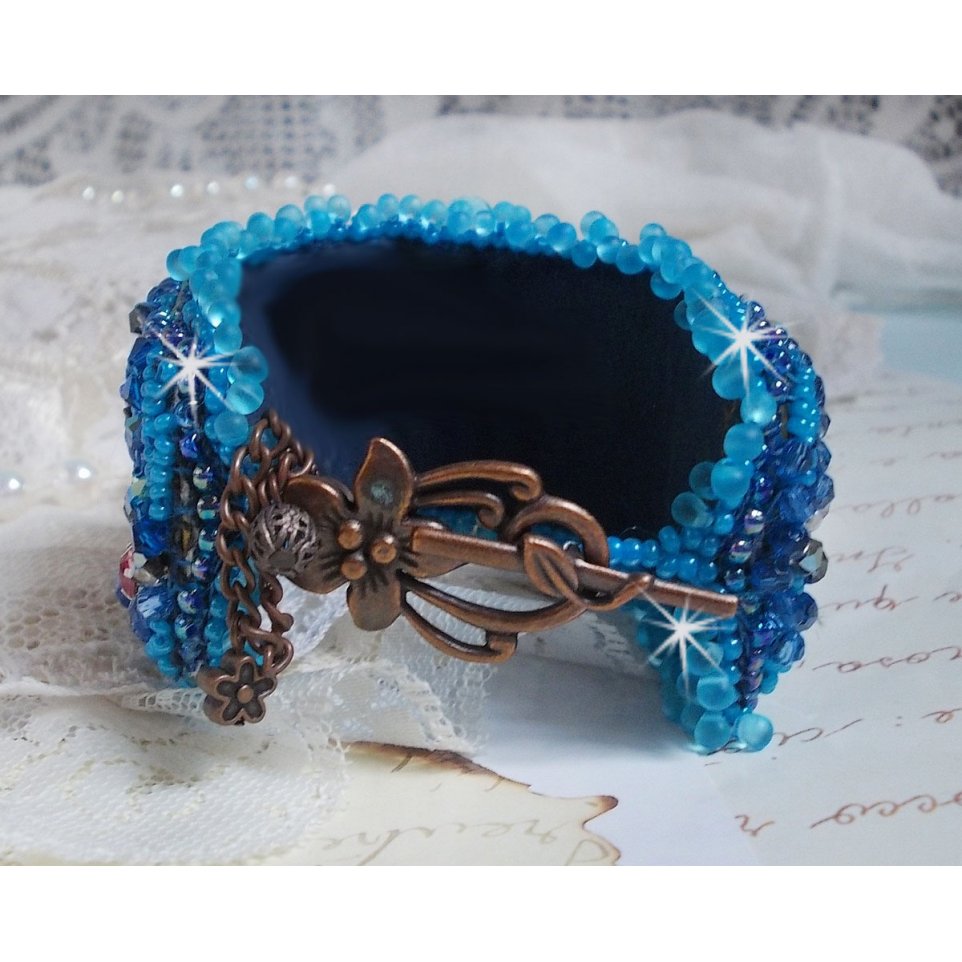 Belle Epoque Manschette Haute-Couture Armband bestickt mit Swarovski Kristallen, Harz Cabochons und Rocailles