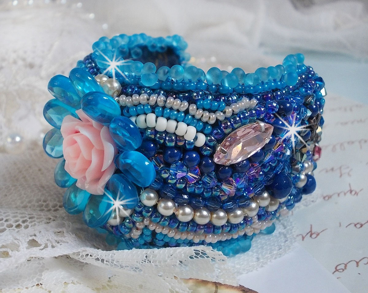 Belle Epoque Manschette Haute-Couture Armband bestickt mit Swarovski Kristallen, Harz Cabochons und Rocailles