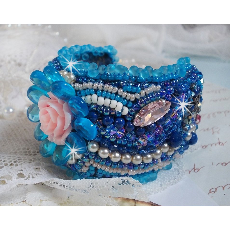 Belle Epoque Manschette Haute-Couture Armband bestickt mit Swarovski Kristallen, Harz Cabochons und Rocailles