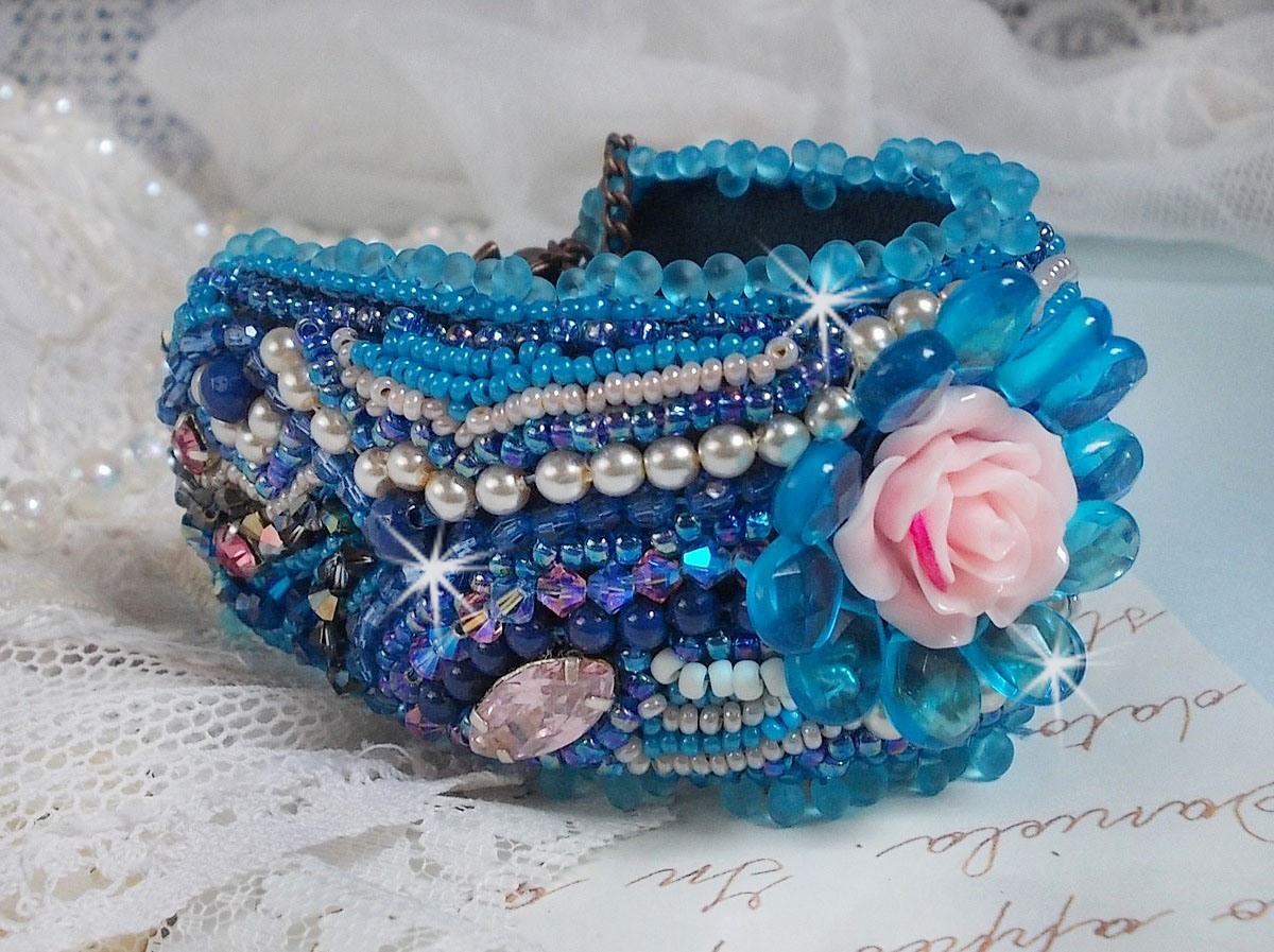 Belle Epoque Manschette Haute-Couture Armband bestickt mit Swarovski Kristallen, Harz Cabochons und Rocailles