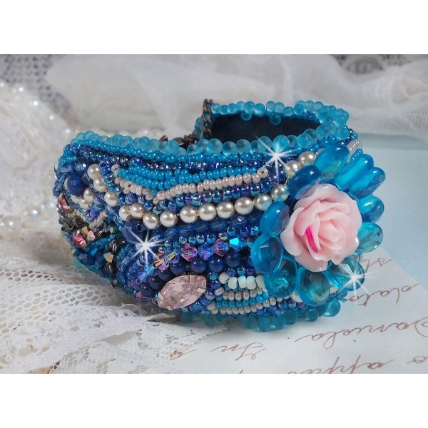 Belle Epoque Manschette Haute-Couture Armband bestickt mit Swarovski Kristallen, Harz Cabochons und Rocailles